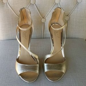 Jewel by Badgley Mischka gold heels